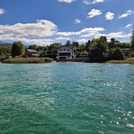 Pieds Dans L'eau Du Du Bourget